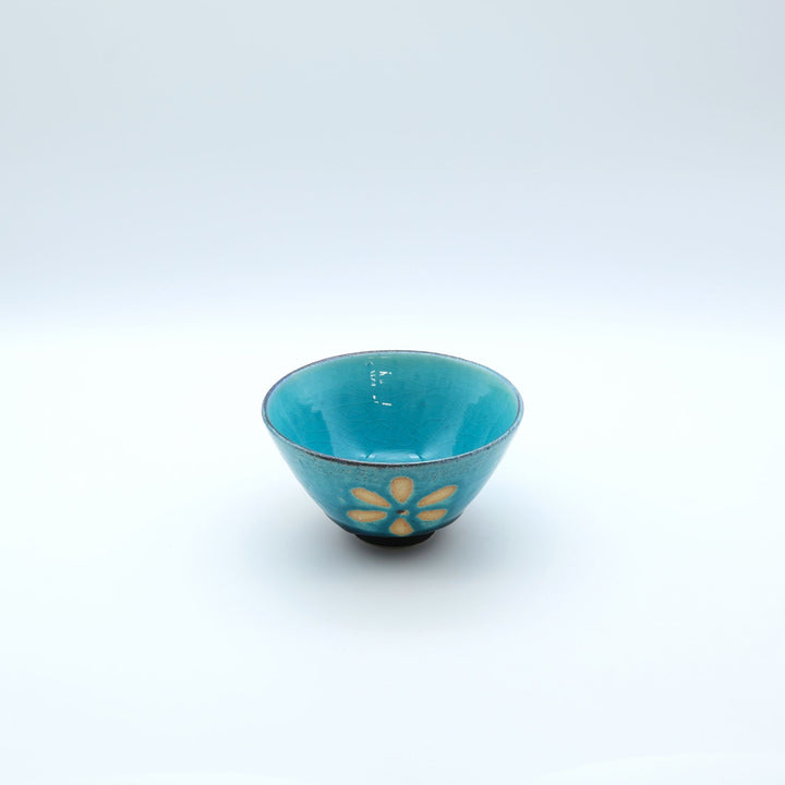 丹波立杭焼源右衛門窯の市野太郎作、タロリアンブルーの花模様茶碗。鮮やかな青と白のコントラストが美しいモダンな飯碗。