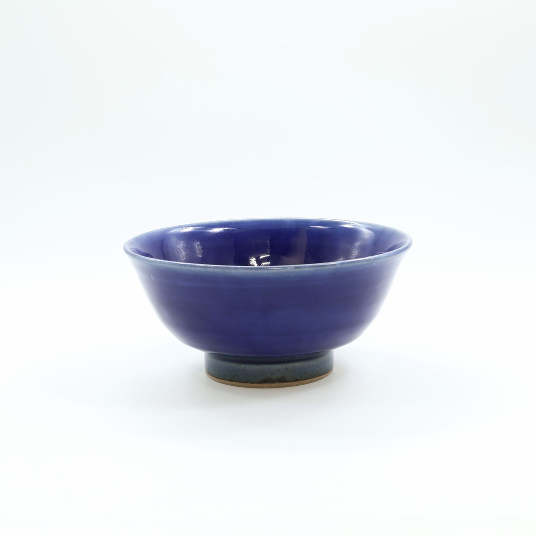 出西窯の6寸丼鉢。内側と外側の両面に深く鮮やかな呉須の青（緑がかった藍色）が施された、存在感のある手仕事の器。
