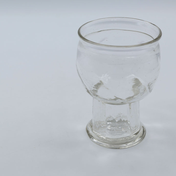 西川孝次　小ぶりに見えるけどしっかり注げる台付ワイングラス