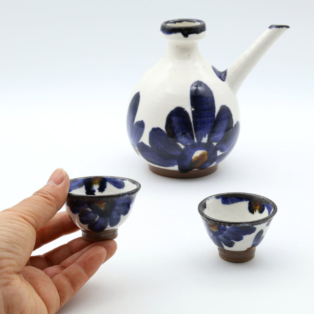 沖縄・竹富島のやちむん　アトリエ五香屋 カラカラ＆ぐい吞みセット 菊花紋