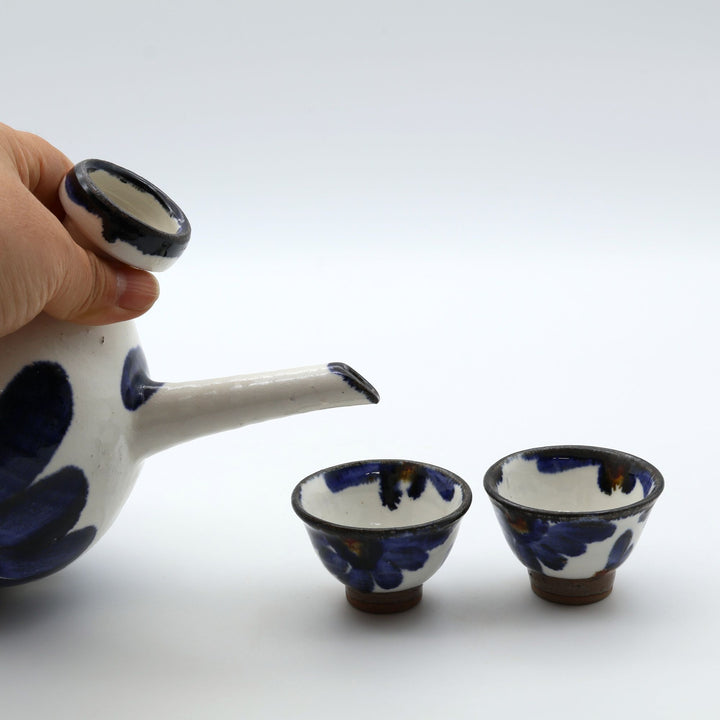 沖縄・竹富島のやちむん　アトリエ五香屋 カラカラ＆ぐい吞みセット 菊花紋