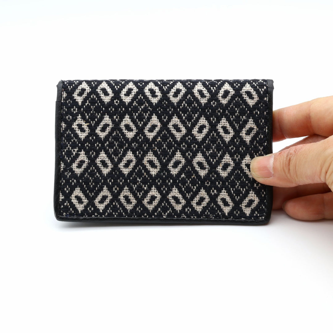 青森県の伝統工芸・津軽こぎん刺し。伝統的な総刺繍の麻布と本革を合わせた手仕事こぎん刺し名刺入れ。