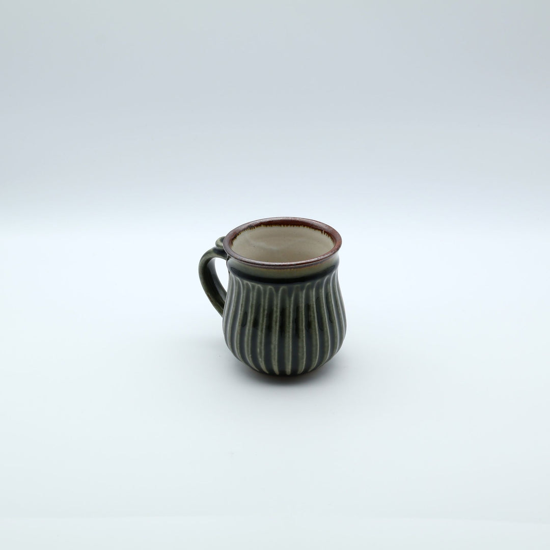益子焼 星の宮製陶 高橋あい作 鎬（しのぎ）のビアマグカップ。落ち着いた呉須の色合いと、持ちやすさを追求した指置き付きのフォルム。