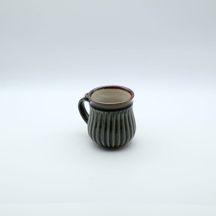 益子焼 星の宮製陶 高橋あい作 鎬（しのぎ）のビアマグカップ。落ち着いた呉須の色合いと、持ちやすさを追求した指置き付きのフォルム。