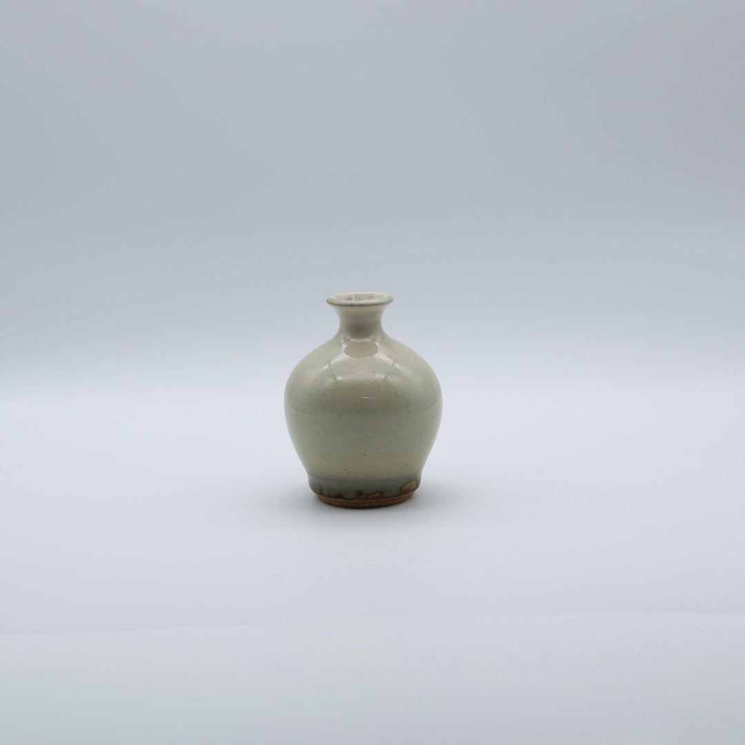 益子焼 星の宮製陶 高橋あい作 灰釉の一輪挿し。ふくよかで張りのあるフォルムと艶のある質感。