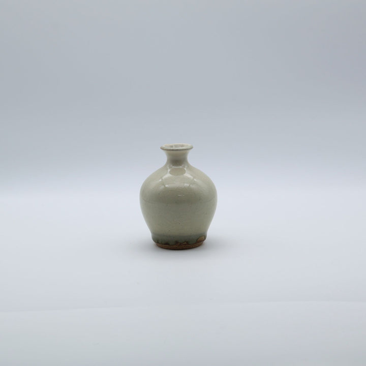 益子焼 星の宮製陶 高橋あい作 灰釉の一輪挿し。ふくよかで張りのあるフォルムと艶のある質感。