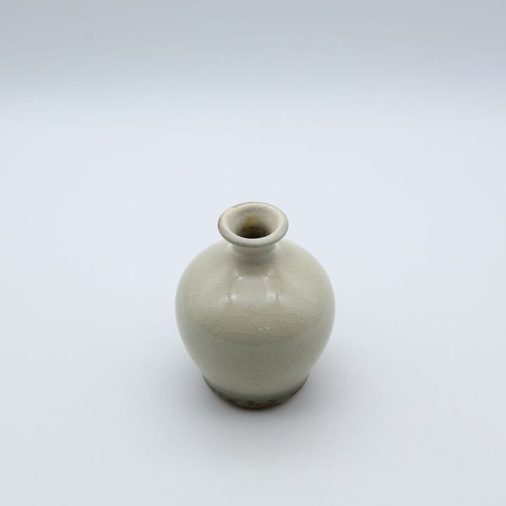 益子焼 星の宮製陶 高橋あい作 灰釉の一輪挿し。ふくよかで張りのあるフォルムと艶のある質感。