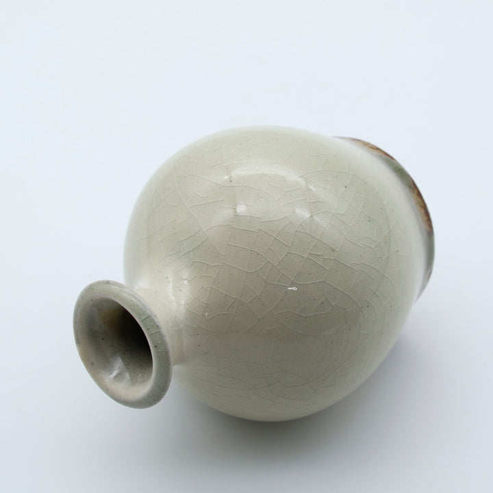 益子焼 星の宮製陶 高橋あい作 灰釉の一輪挿し。ふくよかで張りのあるフォルムと艶のある質感。