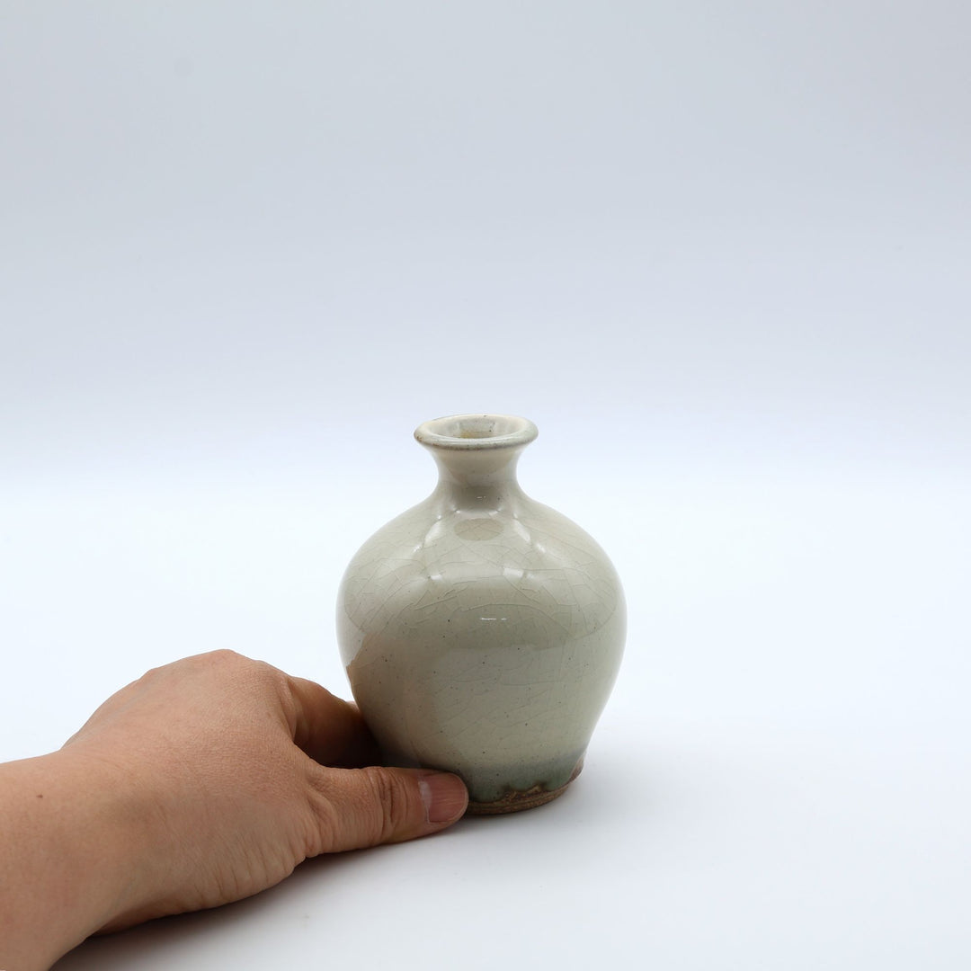 益子焼 星の宮製陶 高橋あい作 灰釉の一輪挿し。ふくよかで張りのあるフォルムと艶のある質感。