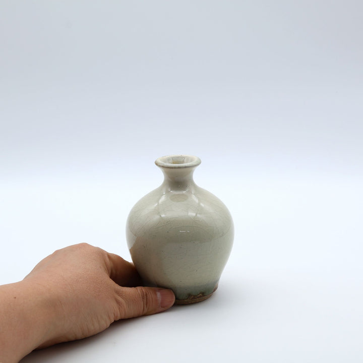 益子焼 星の宮製陶 高橋あい作 灰釉の一輪挿し。ふくよかで張りのあるフォルムと艶のある質感。
