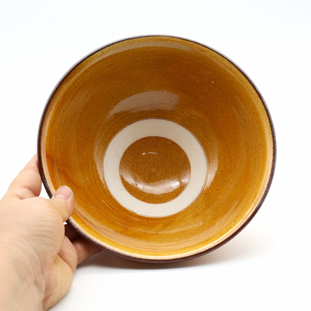 用途を選ばない上品な飴釉と刷毛目が美しい、小鹿田焼の6寸丼（どんぶり）。職人の手仕事による伝統的なデザイン。