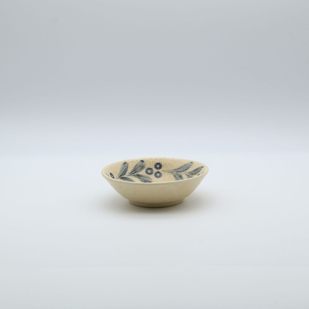 sora potters workによる、温かみのあるベージュの器肌にのびやかな葉と実の植物紋が描かれた手作りの4寸深皿（小鉢）
