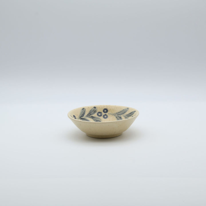 sora potters workによる、温かみのあるベージュの器肌にのびやかな葉と実の植物紋が描かれた手作りの4寸深皿（小鉢）