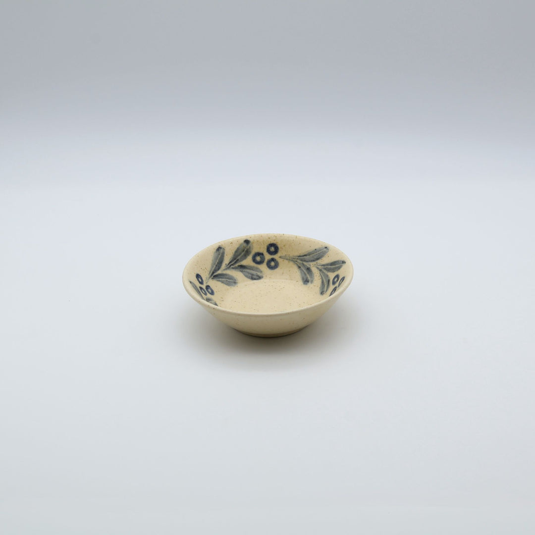 sora potters workによる、温かみのあるベージュの器肌にのびやかな葉と実の植物紋が描かれた手作りの4寸深皿（小鉢）