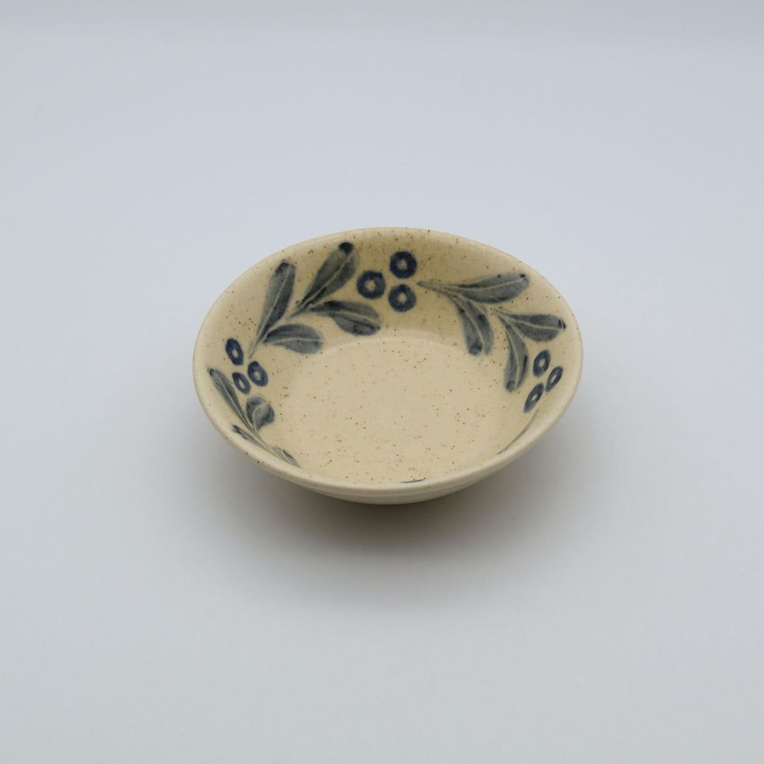 sora potters workによる、温かみのあるベージュの器肌にのびやかな葉と実の植物紋が描かれた手作りの4寸深皿（小鉢）