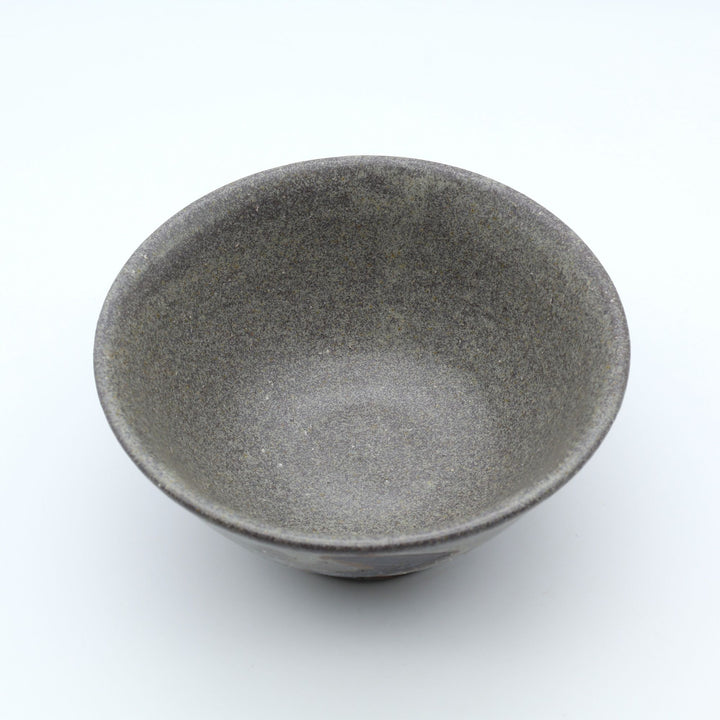 sora potters workによる、ザラりとした渋い鉄砂の器肌にジグザグの線紋が大胆に描かれた手作りのマカイ（お茶碗）。