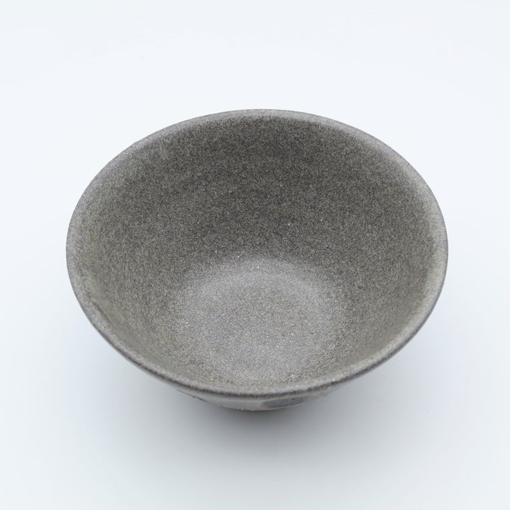 sora potters workによる、ザラりとした渋い鉄砂の器肌に点打ち紋が大胆に描かれた手作りのマカイ（お茶碗）。