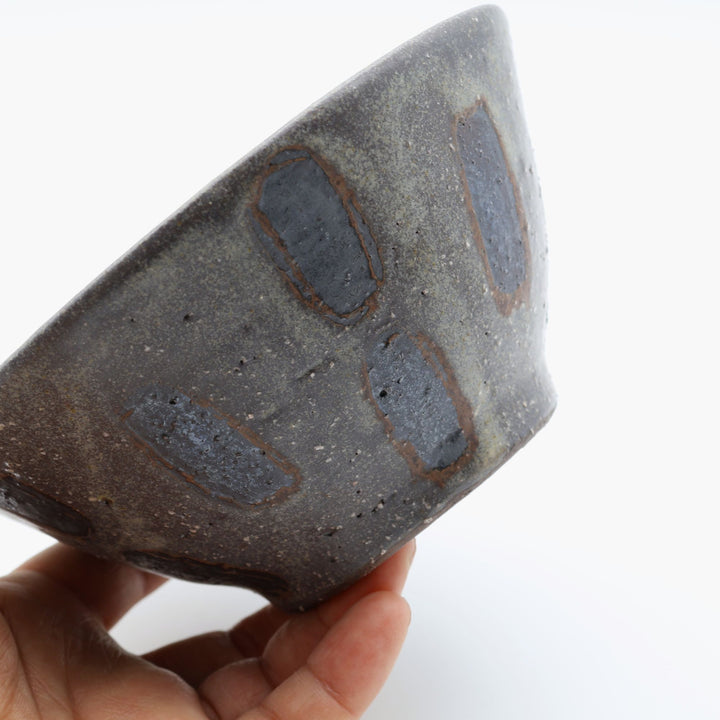 sora potters workによる、ザラりとした渋い鉄砂の器肌に点打ち紋が大胆に描かれた手作りのマカイ（お茶碗）。