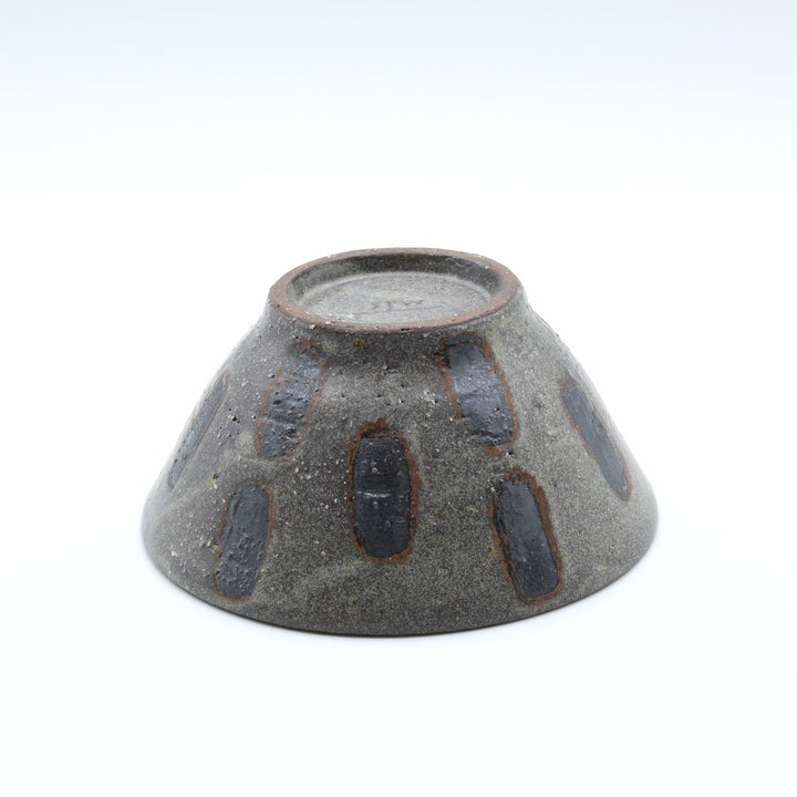 sora potters workによる、ザラりとした渋い鉄砂の器肌に点打ち紋が大胆に描かれた手作りのマカイ（お茶碗）。