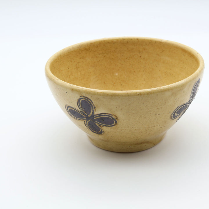sora potters workによる、温かみのあるベージュの器肌十字花模様が描かれた手作りのお茶碗-マカイ