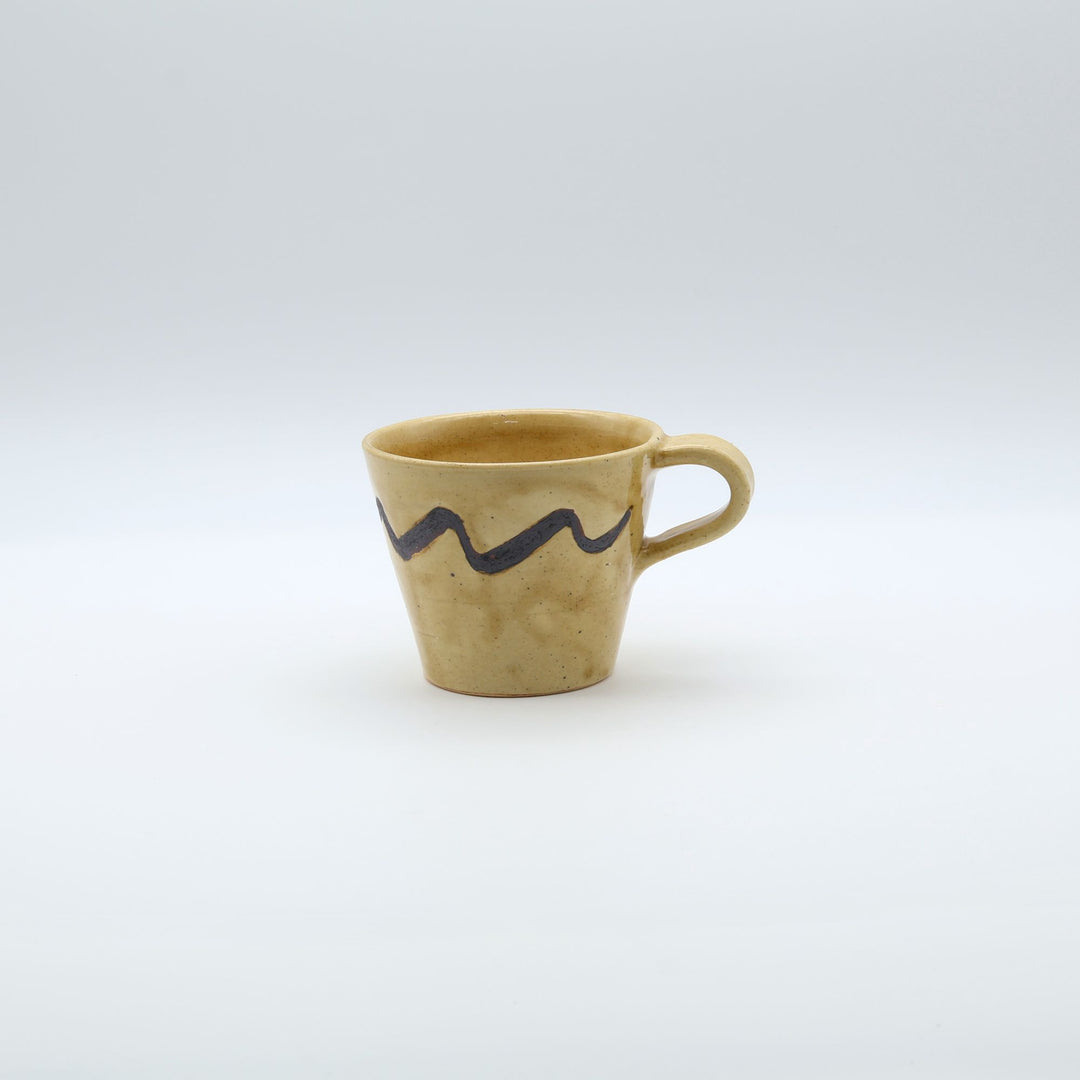 沖縄のsora potters workによる、はちみつ色に波模様が施されたやちむんの大きめマグカップ