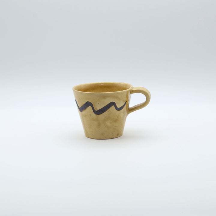 沖縄のsora potters workによる、はちみつ色に波模様が施されたやちむんの大きめマグカップ