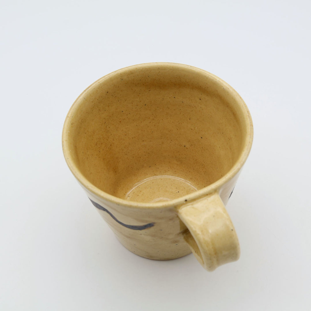 沖縄のsora potters workによる、はちみつ色に波模様が施されたやちむんの大きめマグカップ