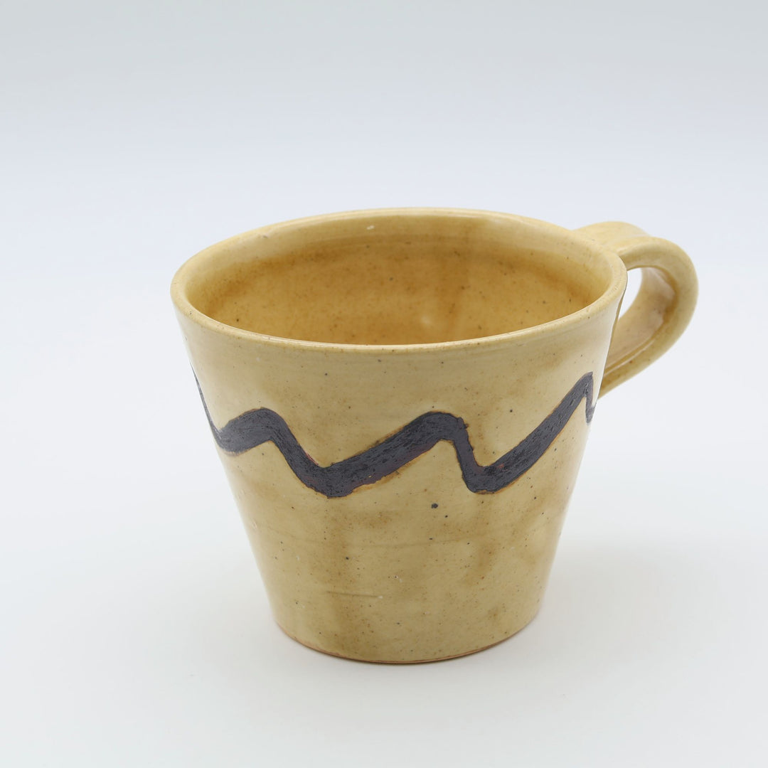 沖縄のsora potters workによる、はちみつ色に波模様が施されたやちむんの大きめマグカップ