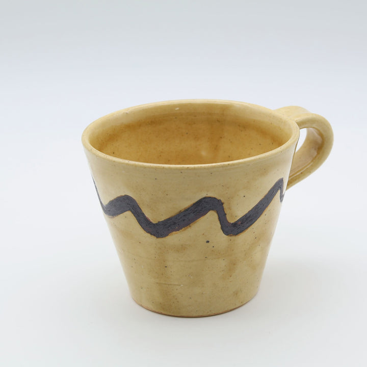 沖縄のsora potters workによる、はちみつ色に波模様が施されたやちむんの大きめマグカップ
