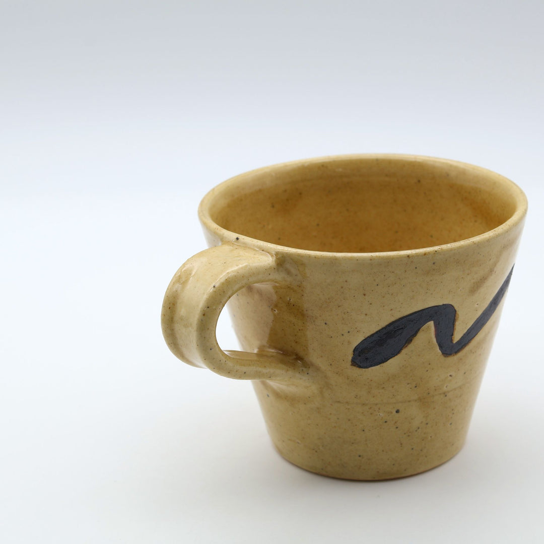 沖縄のsora potters workによる、はちみつ色に波模様が施されたやちむんの大きめマグカップ