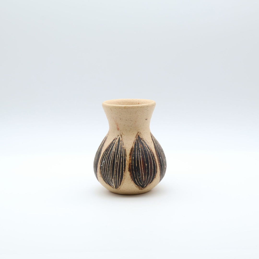 sora potters workによる、球根文様が施された上品なベージュ色のやちむん花器。ぽってりとしたフォルムの一輪挿しで、カトラリースタンドとしても使えるシンプルな暮らしの器。