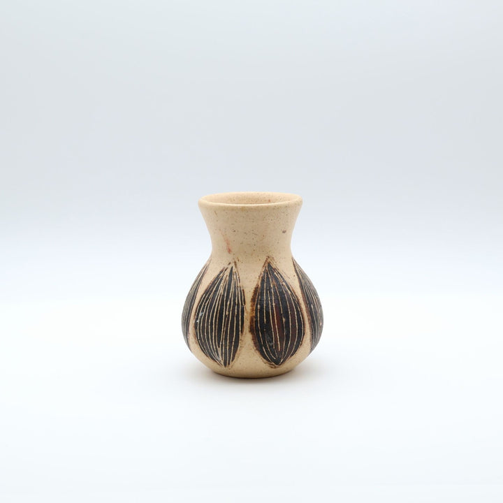 sora potters workによる、球根文様が施された上品なベージュ色のやちむん花器。ぽってりとしたフォルムの一輪挿しで、カトラリースタンドとしても使えるシンプルな暮らしの器。