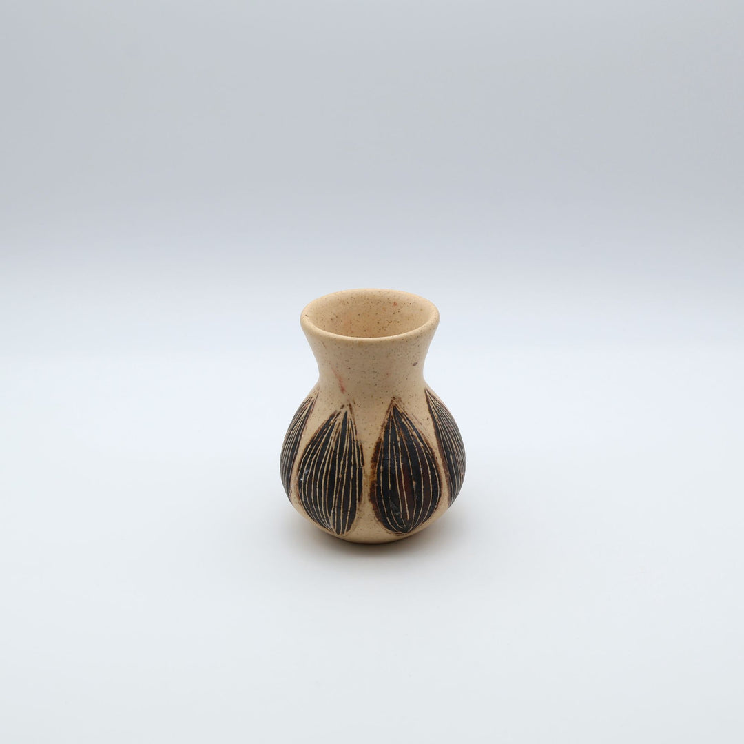 sora potters workによる、球根文様が施された上品なベージュ色のやちむん花器。ぽってりとしたフォルムの一輪挿しで、カトラリースタンドとしても使えるシンプルな暮らしの器。