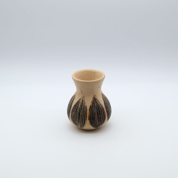sora potters workによる、球根文様が施された上品なベージュ色のやちむん花器。ぽってりとしたフォルムの一輪挿しで、カトラリースタンドとしても使えるシンプルな暮らしの器。