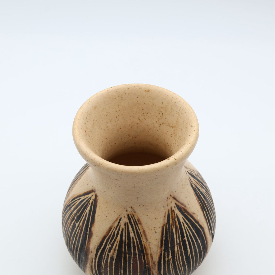sora potters workによる、球根文様が施された上品なベージュ色のやちむん花器。ぽってりとしたフォルムの一輪挿しで、カトラリースタンドとしても使えるシンプルな暮らしの器。