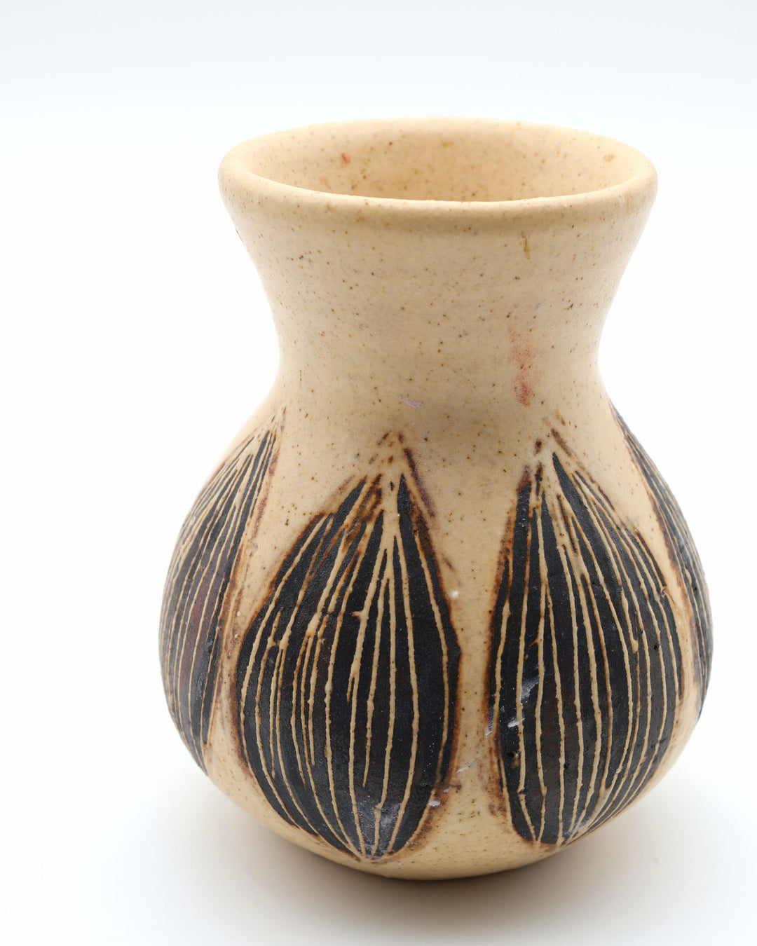 sora potters workによる、球根文様が施された上品なベージュ色のやちむん花器。ぽってりとしたフォルムの一輪挿しで、カトラリースタンドとしても使えるシンプルな暮らしの器。