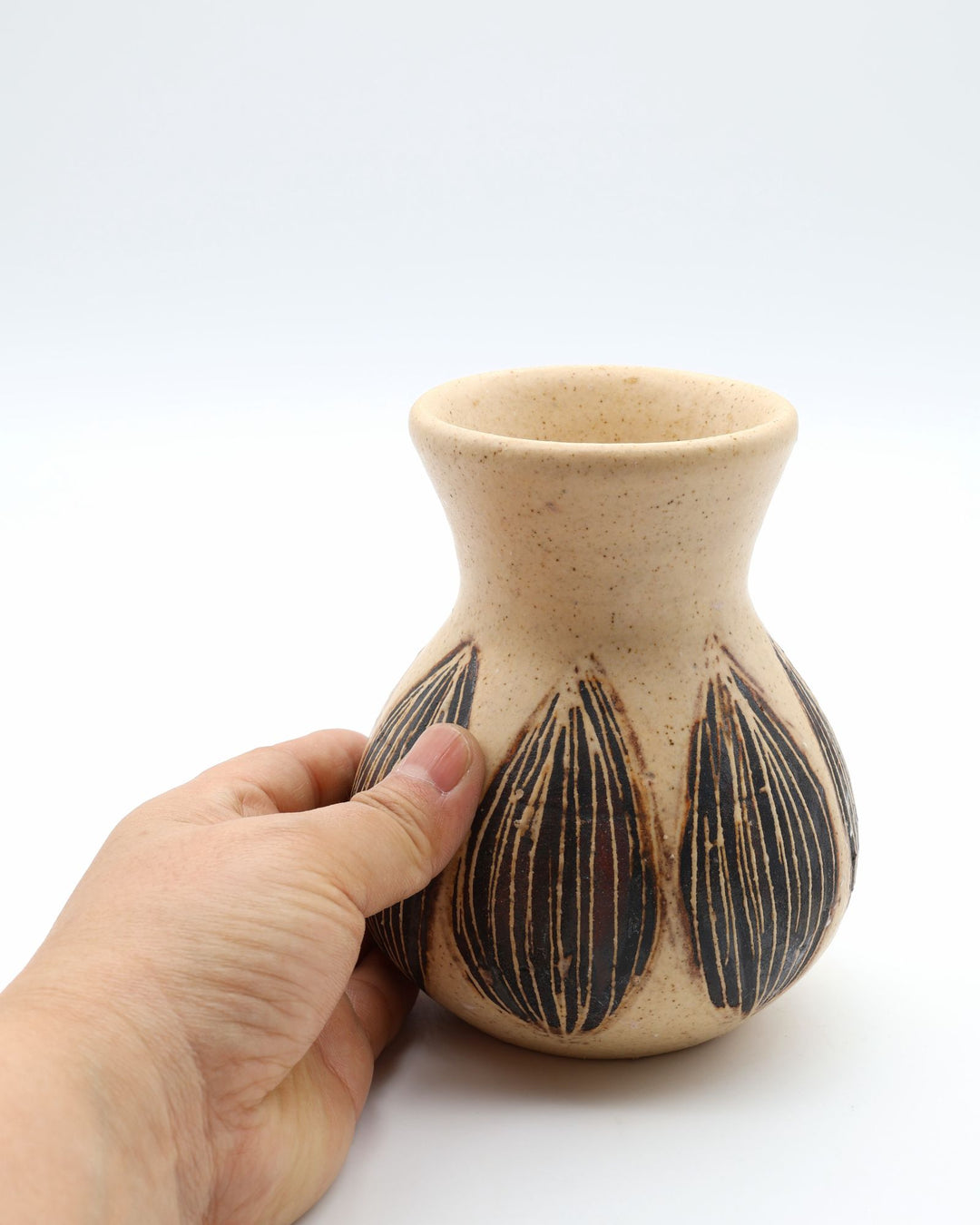 sora potters workによる、球根文様が施された上品なベージュ色のやちむん花器。ぽってりとしたフォルムの一輪挿しで、カトラリースタンドとしても使えるシンプルな暮らしの器。