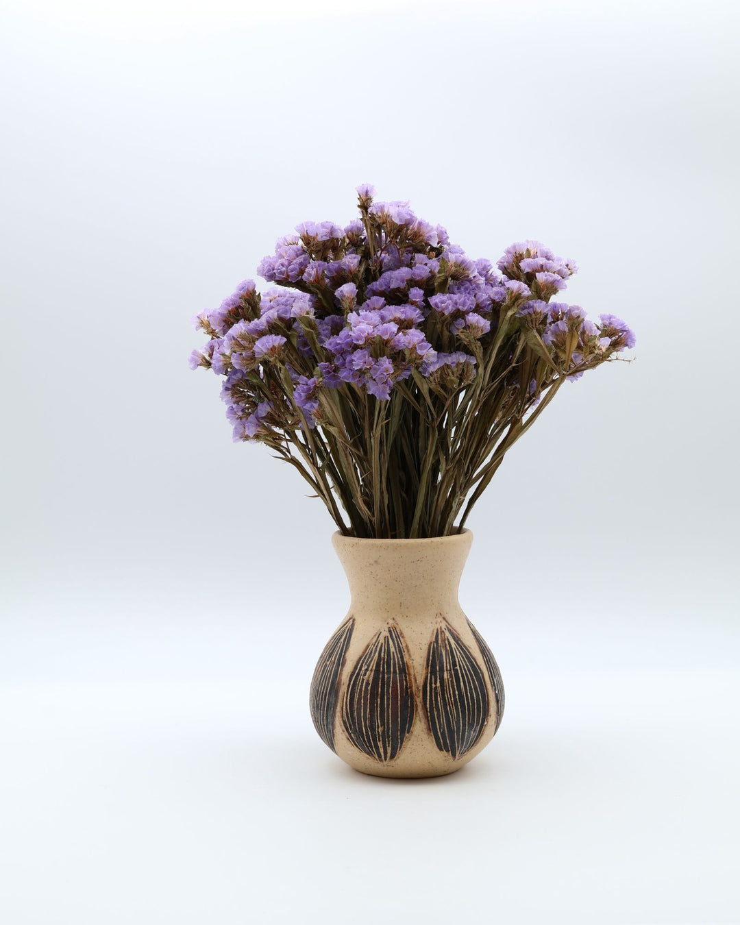 sora potters workによる、球根文様が施された上品なベージュ色のやちむん花器。ぽってりとしたフォルムの一輪挿しで、カトラリースタンドとしても使えるシンプルな暮らしの器。