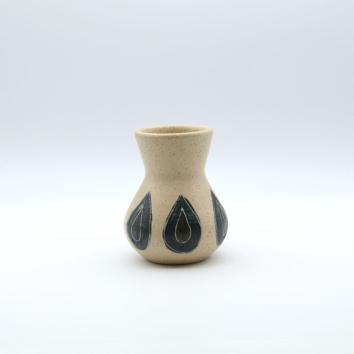 sora potters workによる、水滴のような瑞々しい文様が施された上品なやちむん花器。ぽってりとしたフォルムの一輪挿しで、カトラリースタンドとしても使えるシンプルな暮らしの器。
