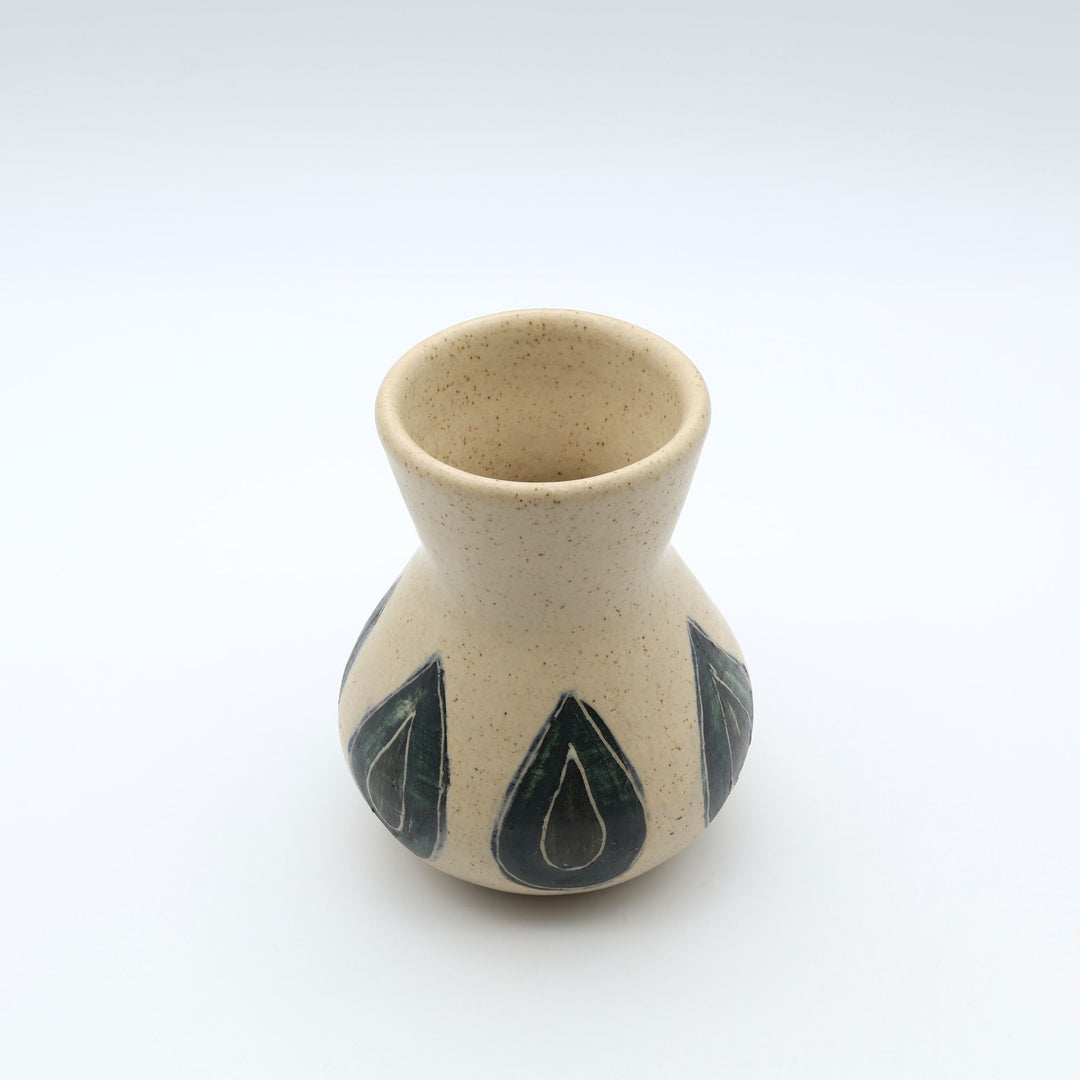 sora potters workによる、水滴のような瑞々しい文様が施された上品なやちむん花器。ぽってりとしたフォルムの一輪挿しで、カトラリースタンドとしても使えるシンプルな暮らしの器。