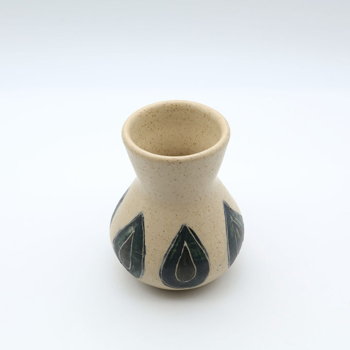 sora potters workによる、水滴のような瑞々しい文様が施された上品なやちむん花器。ぽってりとしたフォルムの一輪挿しで、カトラリースタンドとしても使えるシンプルな暮らしの器。