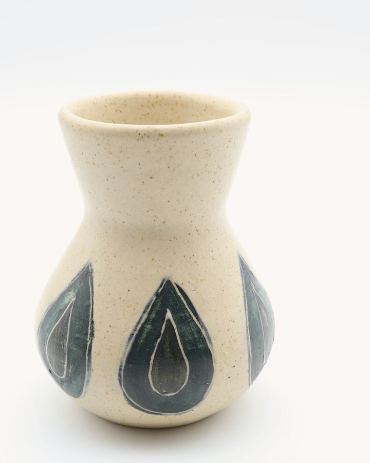 sora potters workによる、水滴のような瑞々しい文様が施された上品なやちむん花器。ぽってりとしたフォルムの一輪挿しで、カトラリースタンドとしても使えるシンプルな暮らしの器。