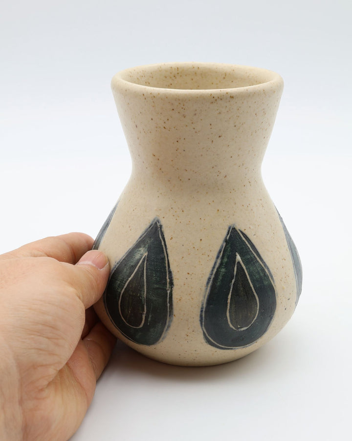 sora potters workによる、水滴のような瑞々しい文様が施された上品なやちむん花器。ぽってりとしたフォルムの一輪挿しで、カトラリースタンドとしても使えるシンプルな暮らしの器。