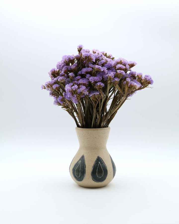 sora potters workによる、水滴のような瑞々しい文様が施された上品なやちむん花器。ぽってりとしたフォルムの一輪挿しで、カトラリースタンドとしても使えるシンプルな暮らしの器。