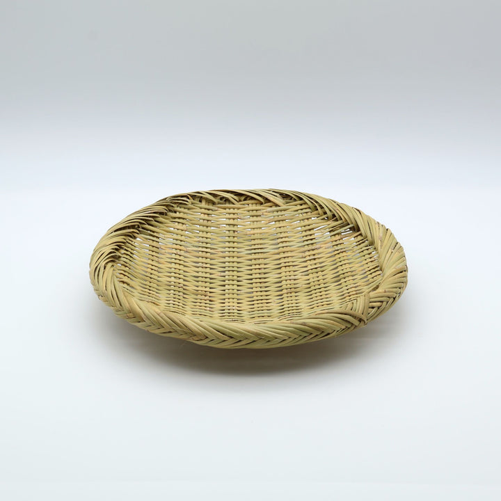 岩手県一戸町の伝統工芸、鳥越竹細工のすず竹で作られた8寸の丸ざる。丁寧に編み込まれた美しい編み目。