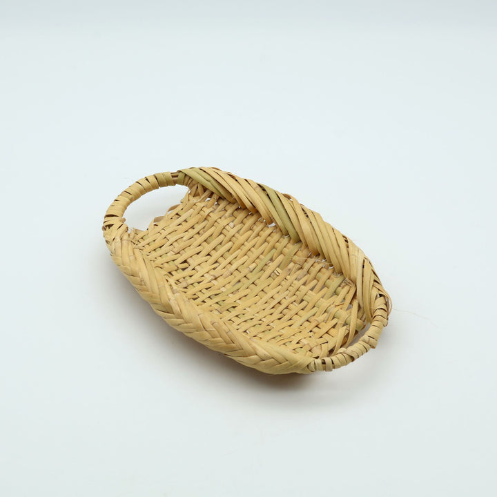 岩手県一戸町の伝統工芸、鳥越竹細工のすず竹で作られたおしぼり用の小ざる。美しくしなやかな編み目。