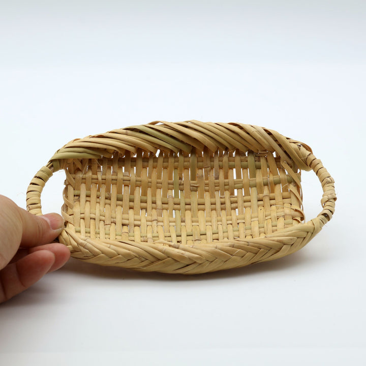 岩手県一戸町の伝統工芸、鳥越竹細工のすず竹で作られたおしぼり用の小ざる。美しくしなやかな編み目。