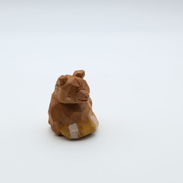 岐阜の木彫り熊作家「gizakuma」が彫る、かなづちの「浮き輪くま」。緊張してしっかり浮き輪を掴んで泳ぐうちに楽しくなってしまいました。癒しの手彫りの木製くまオブジェです。