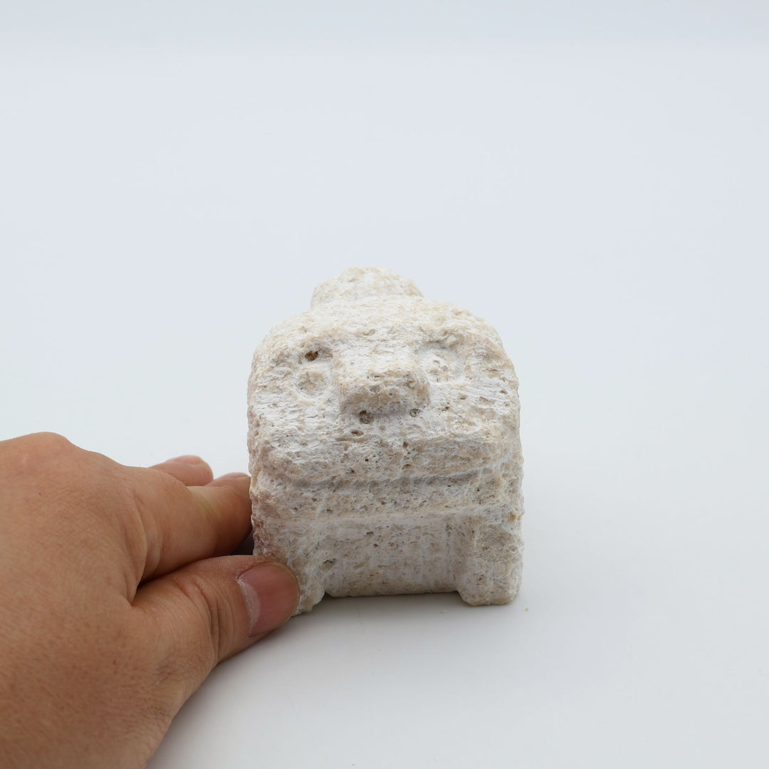 スタジオde-jinの琉球石灰岩の石獅子、マカトゥ(誠実)な石彫りシーサー。