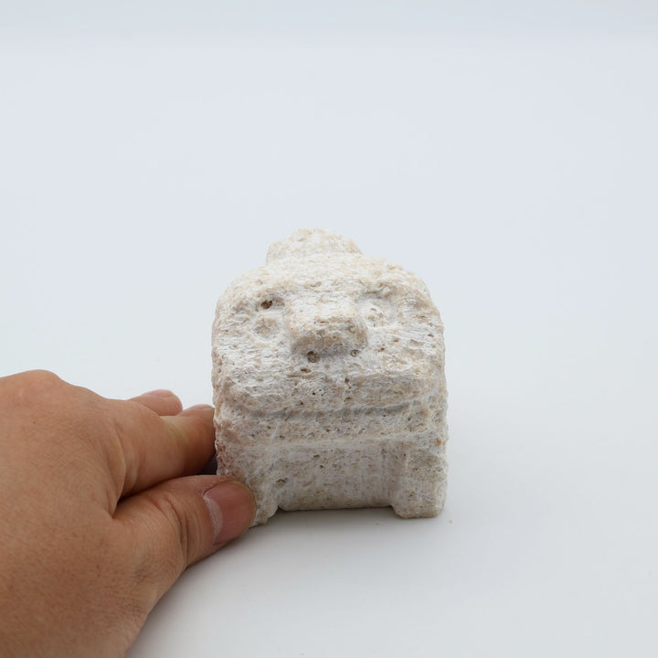 スタジオde-jinの琉球石灰岩の石獅子、マカトゥ(誠実)な石彫りシーサー。